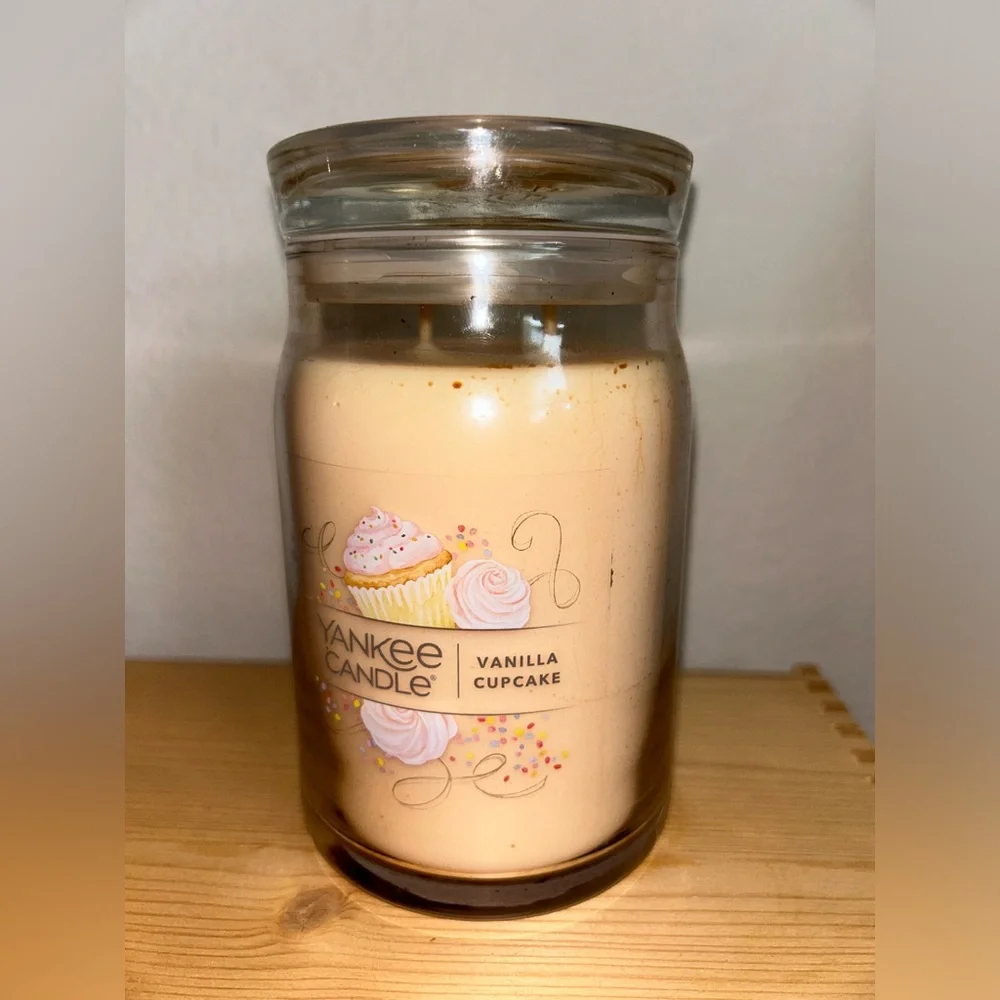 NWT Yankee Candle Vanilla Cupcake Jar Candle -2 Wick